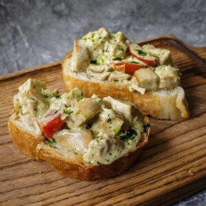 Брускетта с куриной грудкой и песто